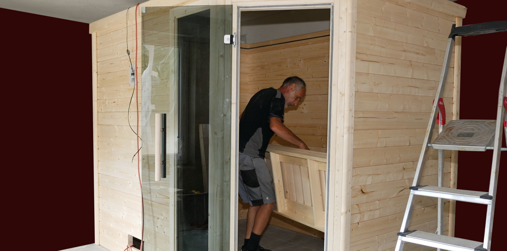 Monteur beim Aufbau einer Indoor-Sauna