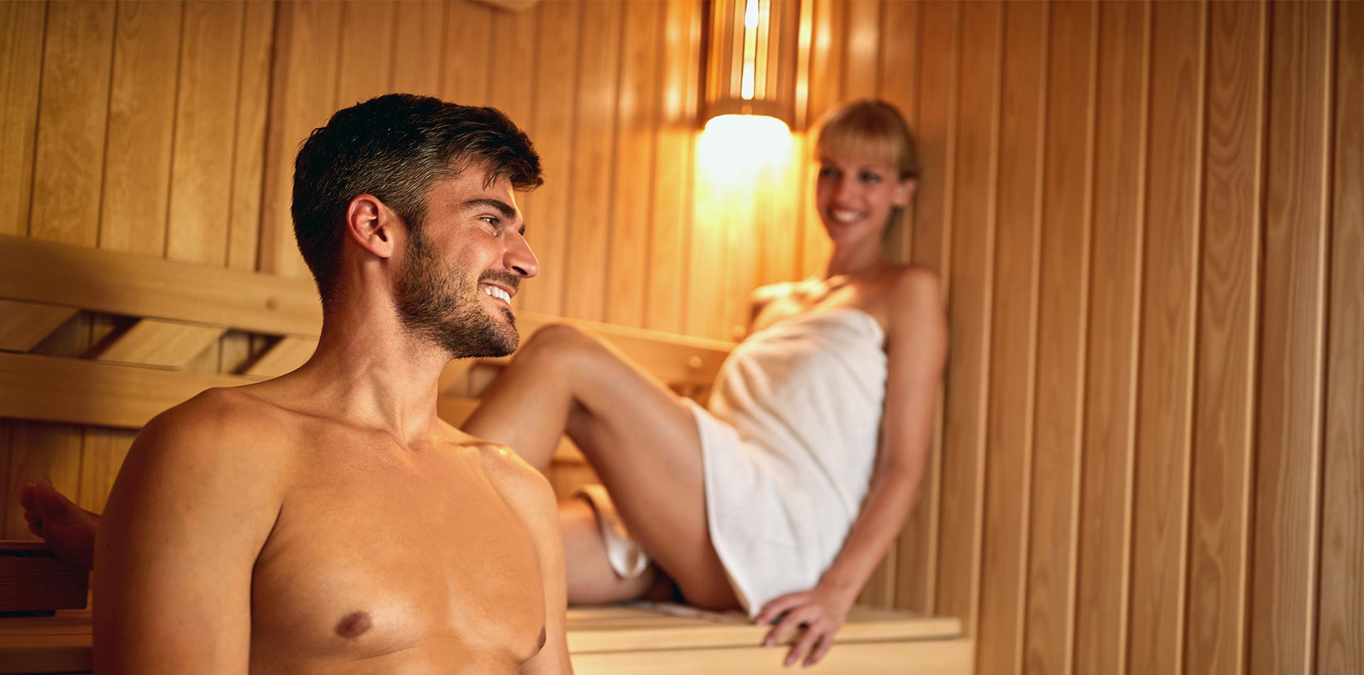Eine Frau und ein Mann in einer Sauna