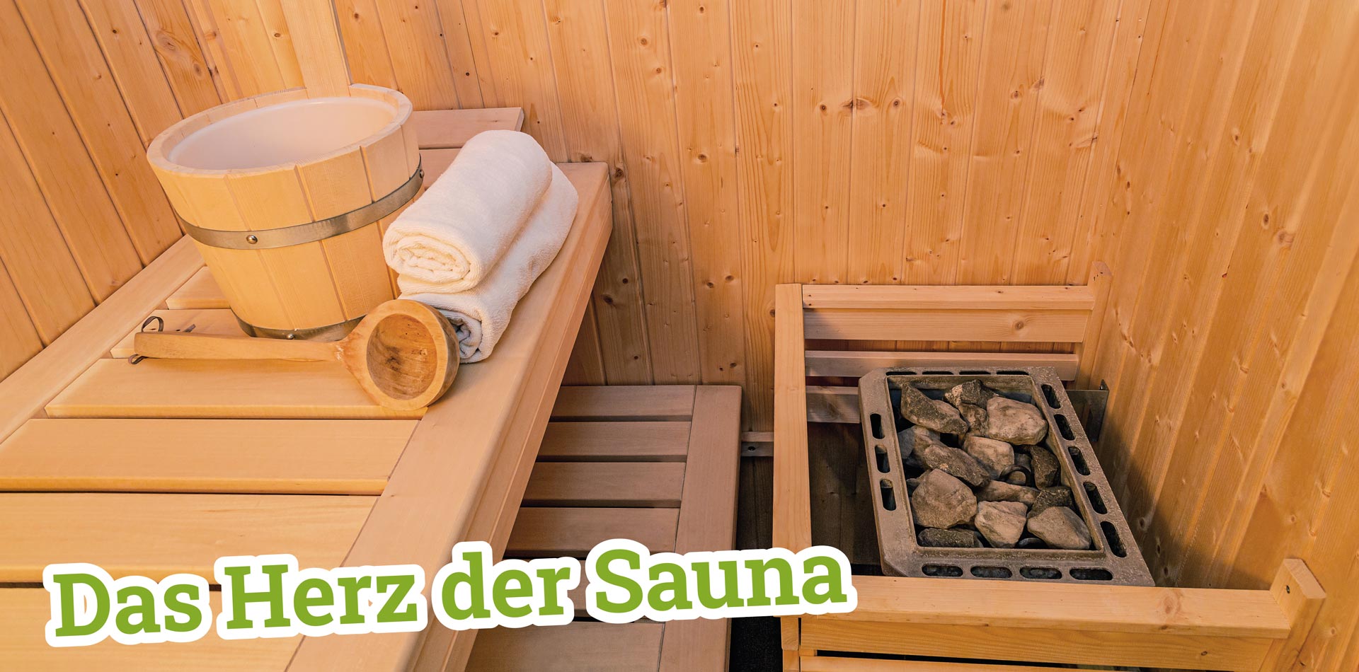 Ein Saunaofen mit Saunautensilien im Herz der Sauna