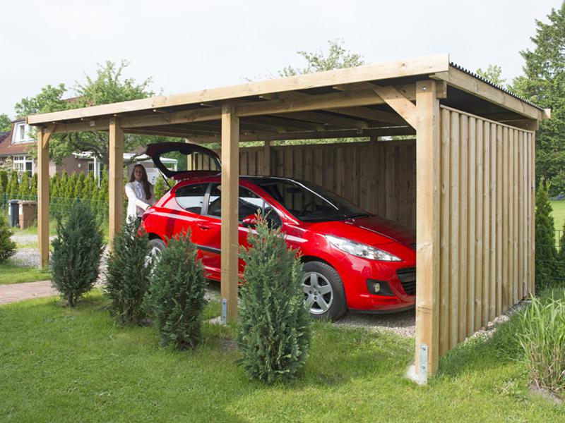 Fertig montiertes WEKA Holzcarport mit Flachdach in Wellblech Ausführung mit geparkten Auto