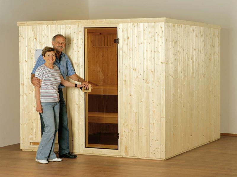Mann und Frau vor ihrer fertig aufgebauten Indoor-Sauna von WEKA