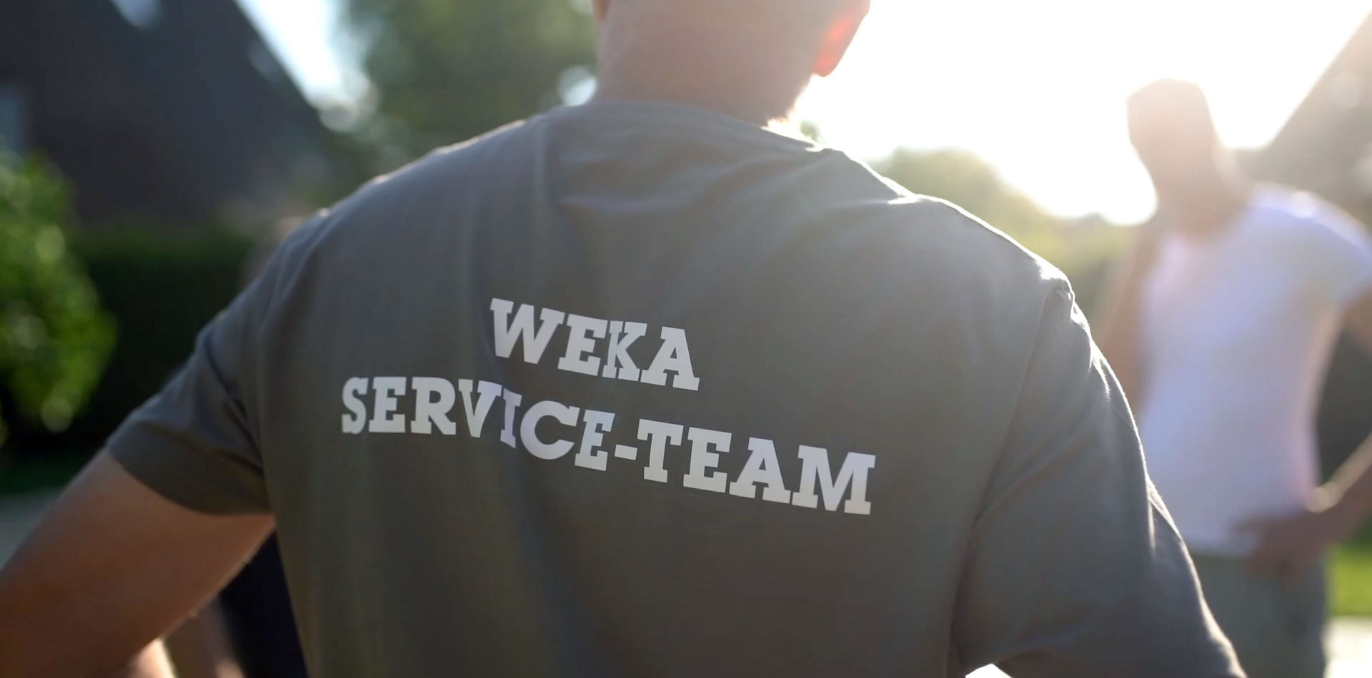 Ein von Hinten fotografierter Mann mit einem WEKA Service Team T-Shirt